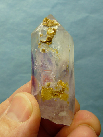 Quartz crystal with moving bubbles